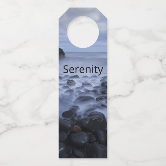 Kiesel und Felsen entlang der Küste des Ozeans Flaschenanhänger (Vorderseite)