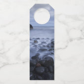 Kiesel und Felsen entlang der Küste des Ozeans Flaschenanhänger (Rückseite)