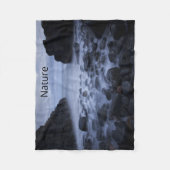 Kiesel und Felsen entlang der Küste des Ozeans Fleecedecke (Vorderseite)