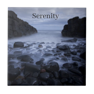 Kiesel und Felsen entlang der Küste des Ozeans Fliese