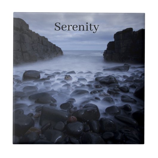 Kiesel und Felsen entlang der Küste des Ozeans Fliese (Vorderseite)