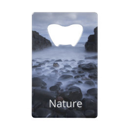 Kiesel und Felsen entlang der Küste des Ozeans Geldbeutel Flaschenöffner