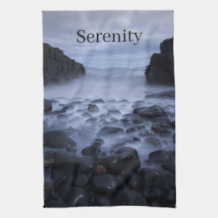 Kiesel und Felsen entlang der Küste des Ozeans Geschirrtuch