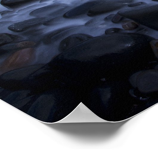 Kiesel und Felsen entlang der Küste des Ozeans Poster (Ecke)