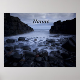 Kiesel und Felsen entlang der Küste des Ozeans Poster