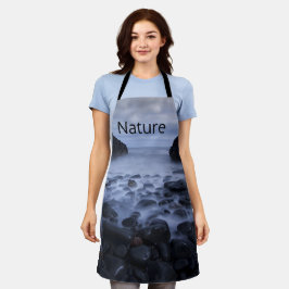 Kiesel und Felsen entlang der Küste des Ozeans Schürze