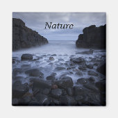 Kiesel und Felsen entlang der Küste Magnet (Vorne)