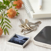 Kiesel und Felsen entlang der Meeresküste Keycha Schlüsselanhänger (Seite)