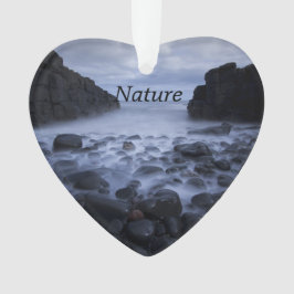 Kiesel und Felsen entlang der Ozeanküste Orname Ornament