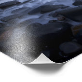 Kiesel und Felsen entlang des Ocean Shoreline Foto (Ecke)