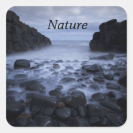 Kiesel und Felsen entlang des Ocean Shoreline Squa Quadratischer Aufkleber