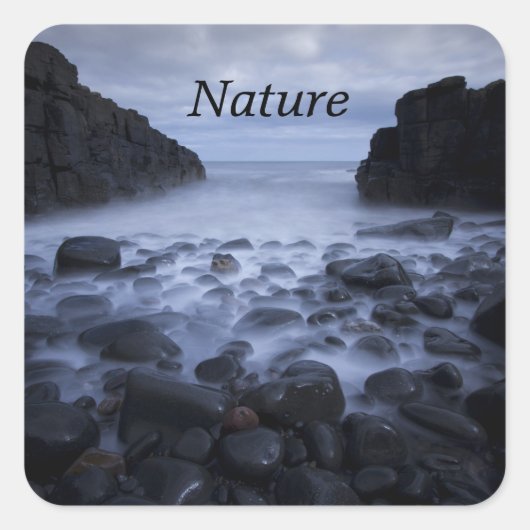 Kiesel und Felsen entlang des Ocean Shoreline Squa Quadratischer Aufkleber (Vorderseite)