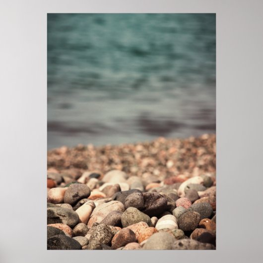 Kieselsteine am Strand Poster (Vorne)