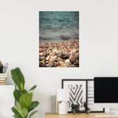 Kieselsteine am Strand Poster (Heimbüro)