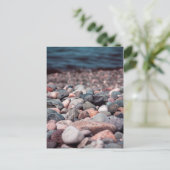 Kieselsteine am Strand Postkarte (Stehend Vorderseite)