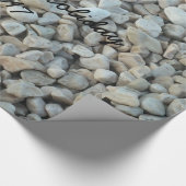 Kieselsteine auf Strandstein-Fotografie Geschenkpapier (Ecke)