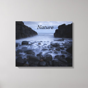 Kieselsteine und Felsen entlang der Ozeanstrandlei Leinwanddruck