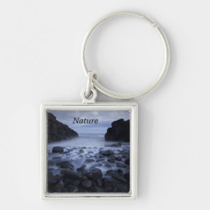 Kieselsteine und Felsen entlang des Ozean-Strandes Schlüsselanhänger