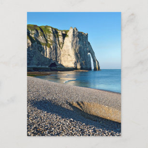 Kiesstrand und Felsen von Etretat in Frankreich Postkarte