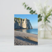 Kiesstrand und Felsen von Etretat in Frankreich Postkarte (Stehend Vorderseite)