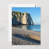 Kiesstrand und Felsen von Etretat in Frankreich Postkarte (Vorne/Hinten)