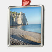Kiesstrand und Klippe von Etretat in Frankreich Po Ornament Aus Metall (Links)