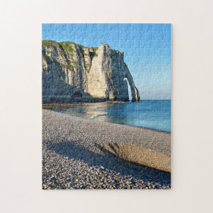 Kiesstrand und Klippe von Etretat in Frankreich Po Puzzle