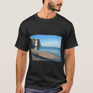 Kiesstrand und Klippe von Etretat in Frankreich Po T-Shirt