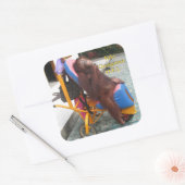 KiKi Orangutan im Rollstuhl Quadratischer Aufkleber (Umschlag)