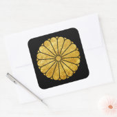 Kiku Chrysanthemum Mon Imitats Gold auf schwarz Quadratischer Aufkleber (Umschlag)