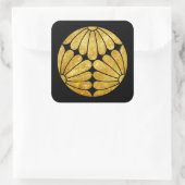 Kiku Chrysanthemum Mon Imitats Gold auf schwarz Quadratischer Aufkleber (Tasche)