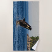 Killer Whale Breaching out of Ocean Water Strandtuch (Vorderseite)