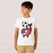 Killerwhale als Fußballspieler mit Fußball T-Shirt (Vorne ganz)
