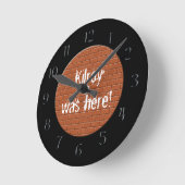 Kilroy war hier! Rotziegel Runde Wanduhr (Winkel)