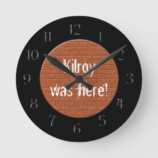 Kilroy war hier! Rotziegel Runde Wanduhr
