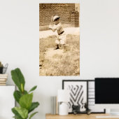 Kind, das Baseball-Poster spielt Poster (Heimbüro)