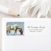 Kind, das ein Pferd im Schneeurlaub führt (Insitu)