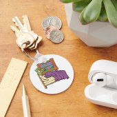 Kind, das sich im Schlüsselanhänger im Bett verste