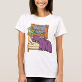 Kind, das sich im T - Shirt im Bett versteckt (Vorderseite)