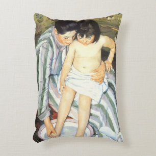Kind im Bad von Mary Cassatt Vintage-Impressionism Dekokissen