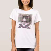 Kind innerhalb des T-Shirts