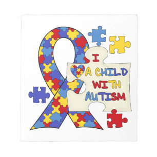 Kind mit Autismus-Bewusstseins-Band Notizblock