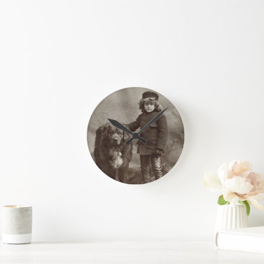 Kind mit Hund, C1885 Runde Wanduhr (Zuhause)
