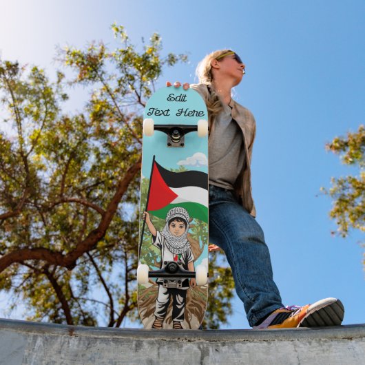 Kind mit Keffiyeh Palästina-Flagge und Olivenbaum Skateboard (Außen 1)