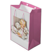 Kind mit Lämmern Mittlere Geschenktüte (Vorderseite Schrägansicht)