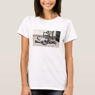 Kind mit Puppe, C1895 T-Shirt