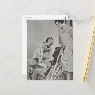 Kind und Mutter beim Staubsaugen in Schwarz-Weiß Postkarte