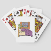 Kind versteckt sich im Bett und spielt Karten Spielkarten (Rückseite)