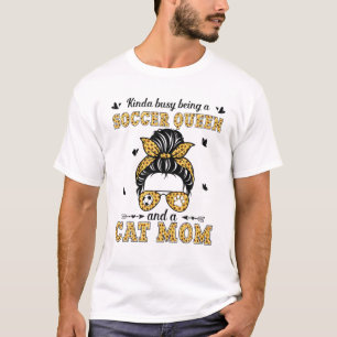 Kinda beschäftigt als Fußballkönigin eine Katze T-Shirt