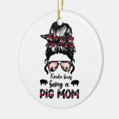 Kinda beschäftigt als Schweine-Mama, Messy Bun Flo Keramik Ornament (Links)